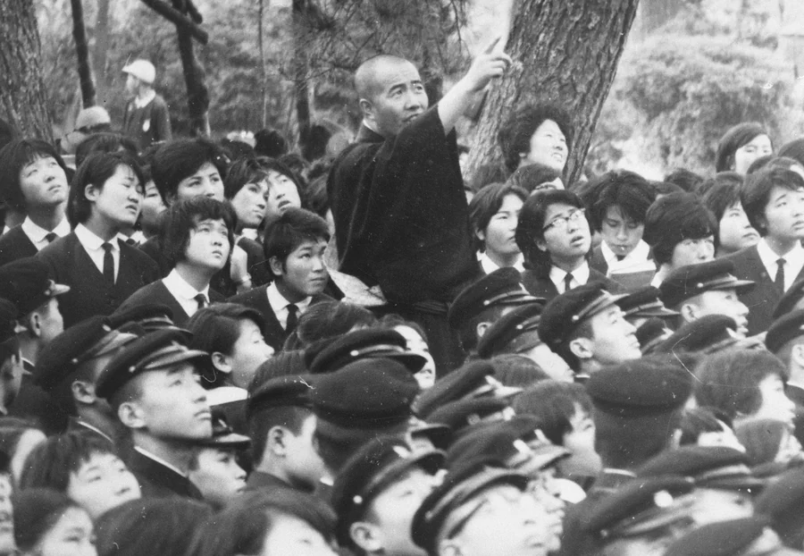 修学旅行生に話す高田好胤和上